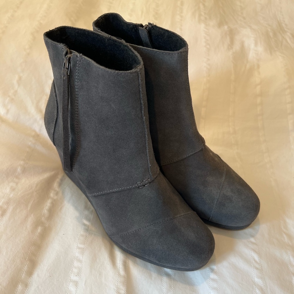 Grey TOMS boots with wedge heels and side tassel.